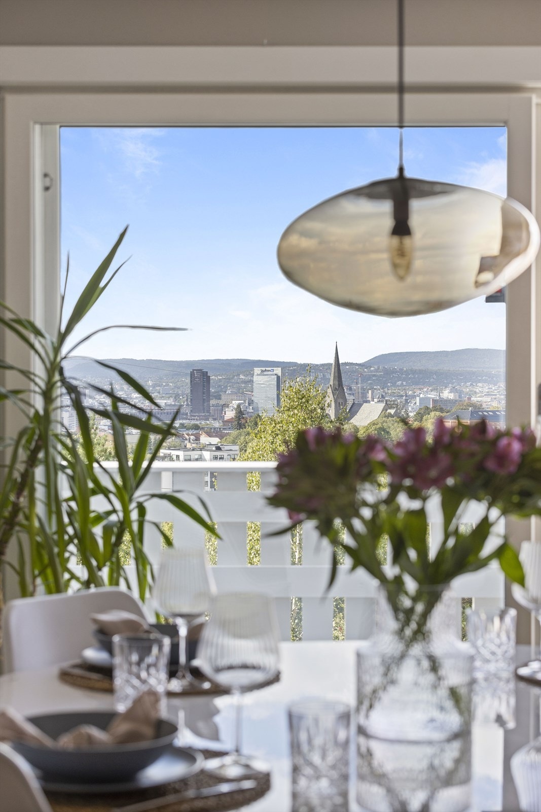 Fra stuen har du en fantastisk utsikt til fjord og by. Galleribilde