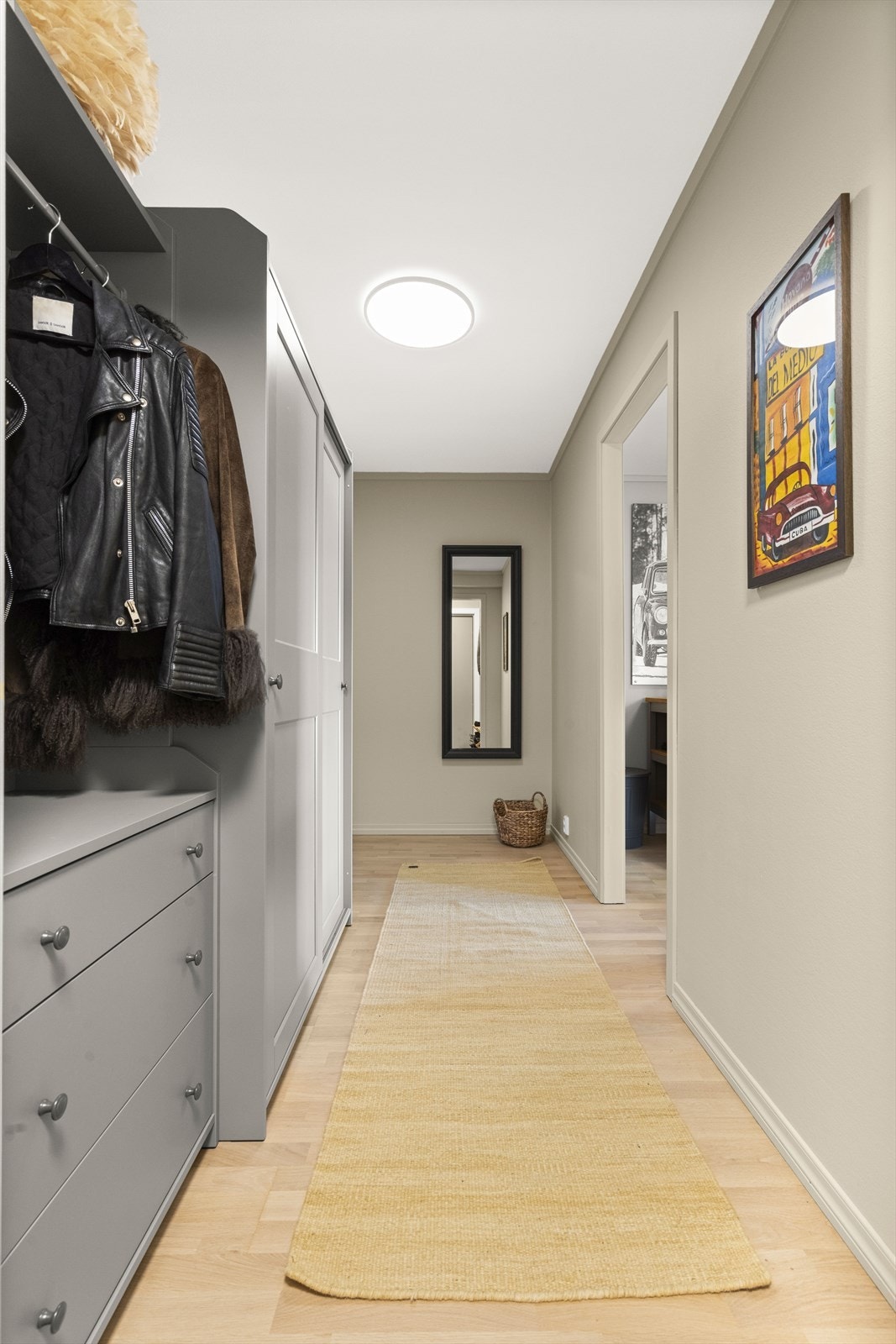 Godt plass til å henge fra seg yttertøy og sko i gang. Galleribilde