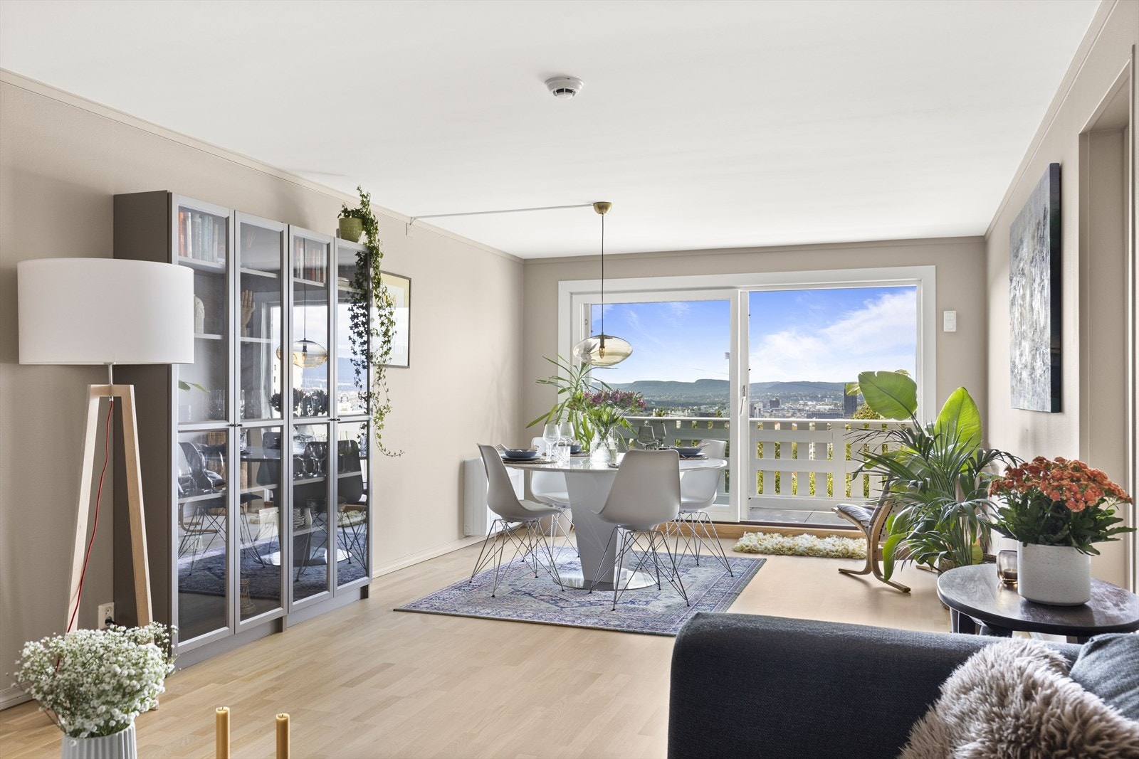 Store vindusflater som slipper inn rikelig med dagslys. Galleribilde