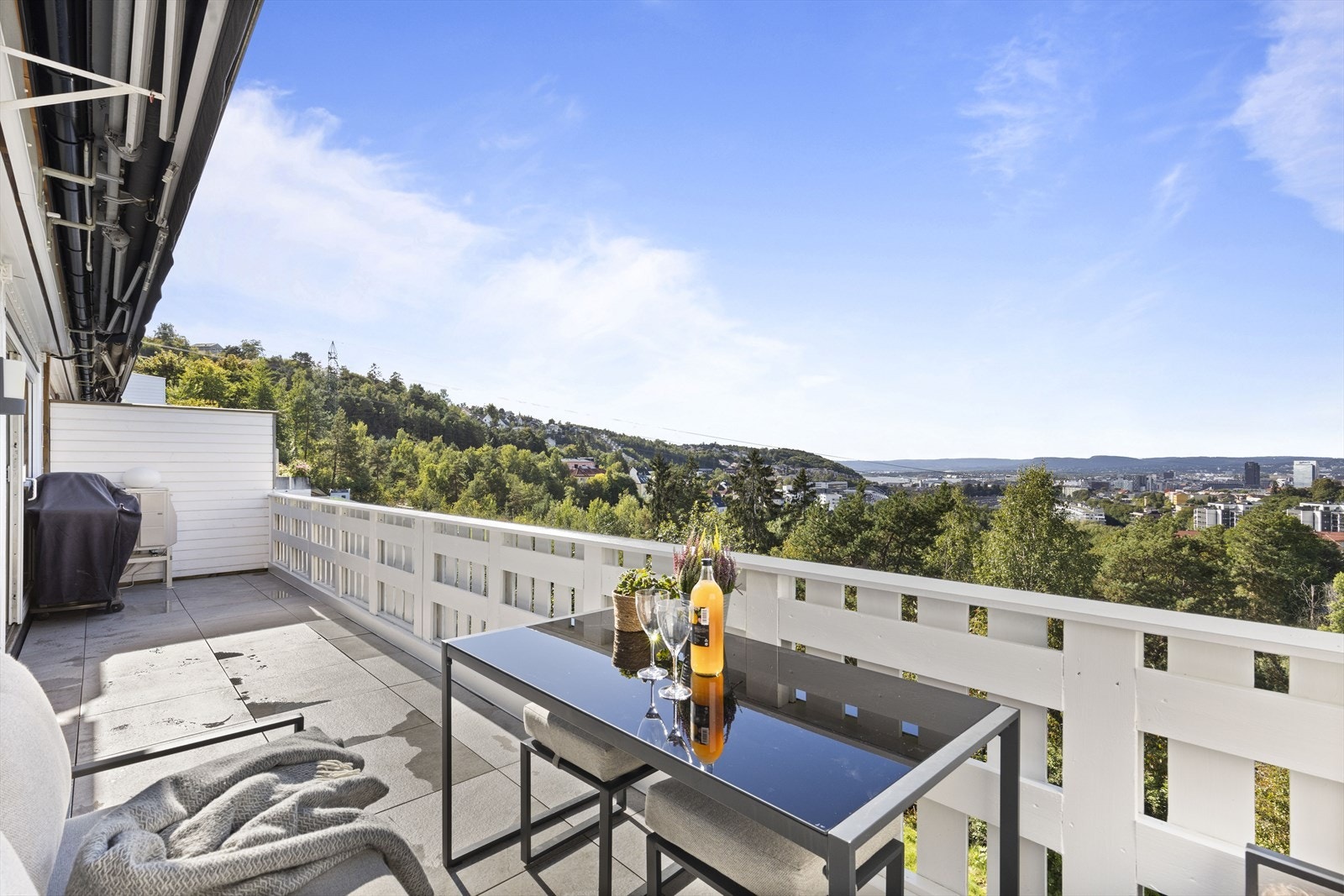 Fin og solrik terrasse på 16 kvm. Galleribilde