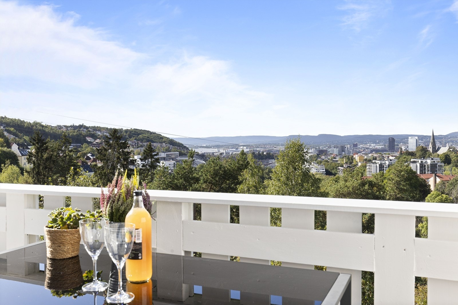 Boligen ligger usjenert til i frodige og grønne omgivelser. Galleribilde