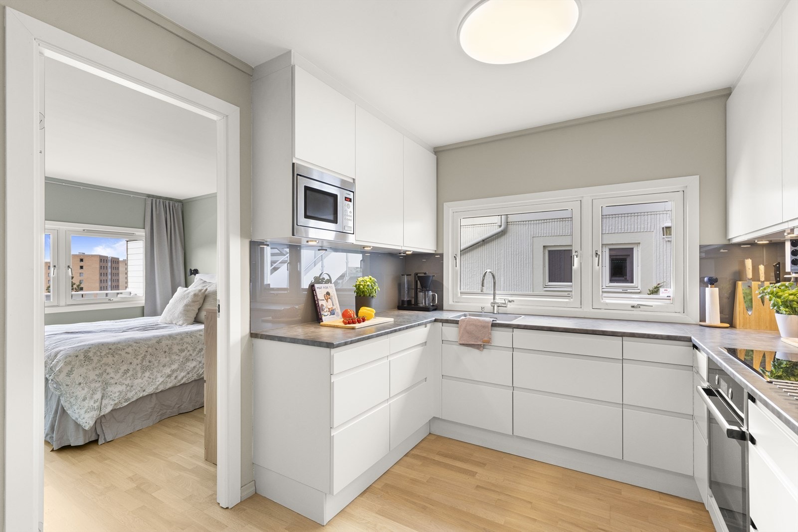 Kjøkken med glatte fronter og laminat benkeplate. Galleribilde