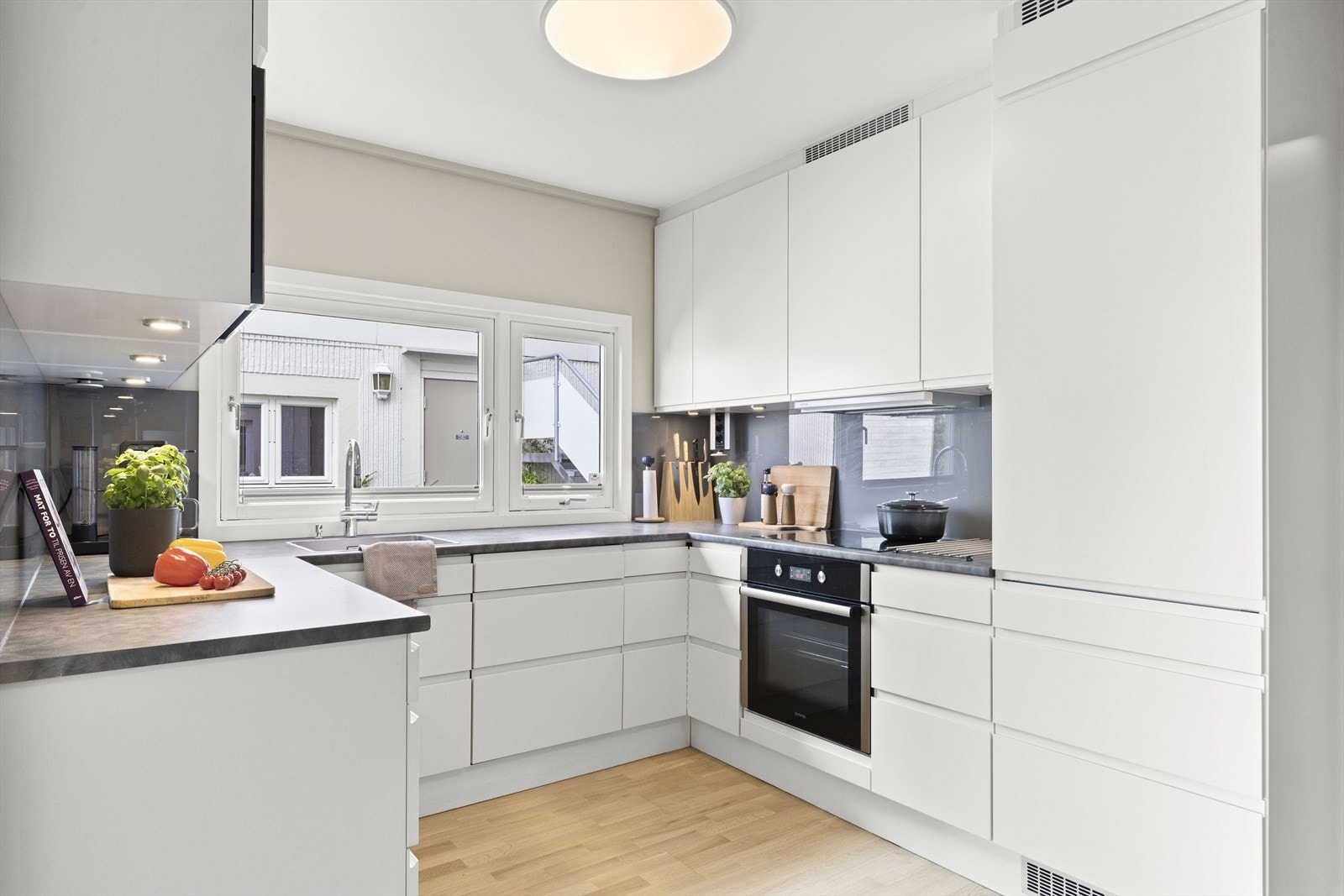 Kjøkken fra 2015 med integrerte hvitevarer. Galleribilde