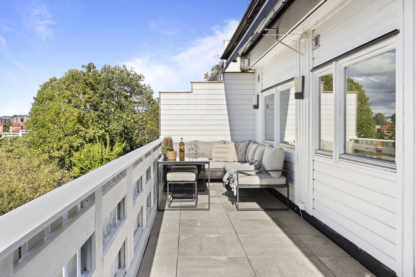 Lekker og romslig 3-roms, med gode solforhold og fantastisk utsikt. Galleribilde