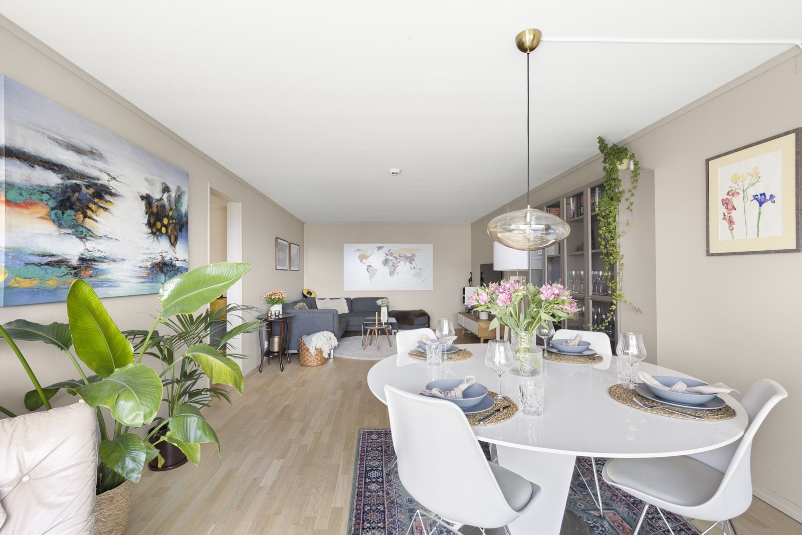 Romslig stue med god plass til sofagruppe, tv-seksjon og spisebord. Galleribilde