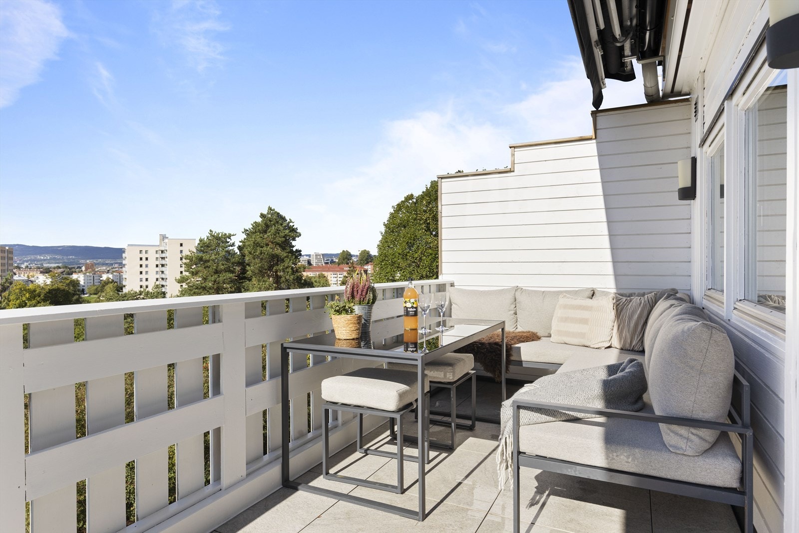 Stor terrasse med god plass til flere sittegrupper. Galleribilde