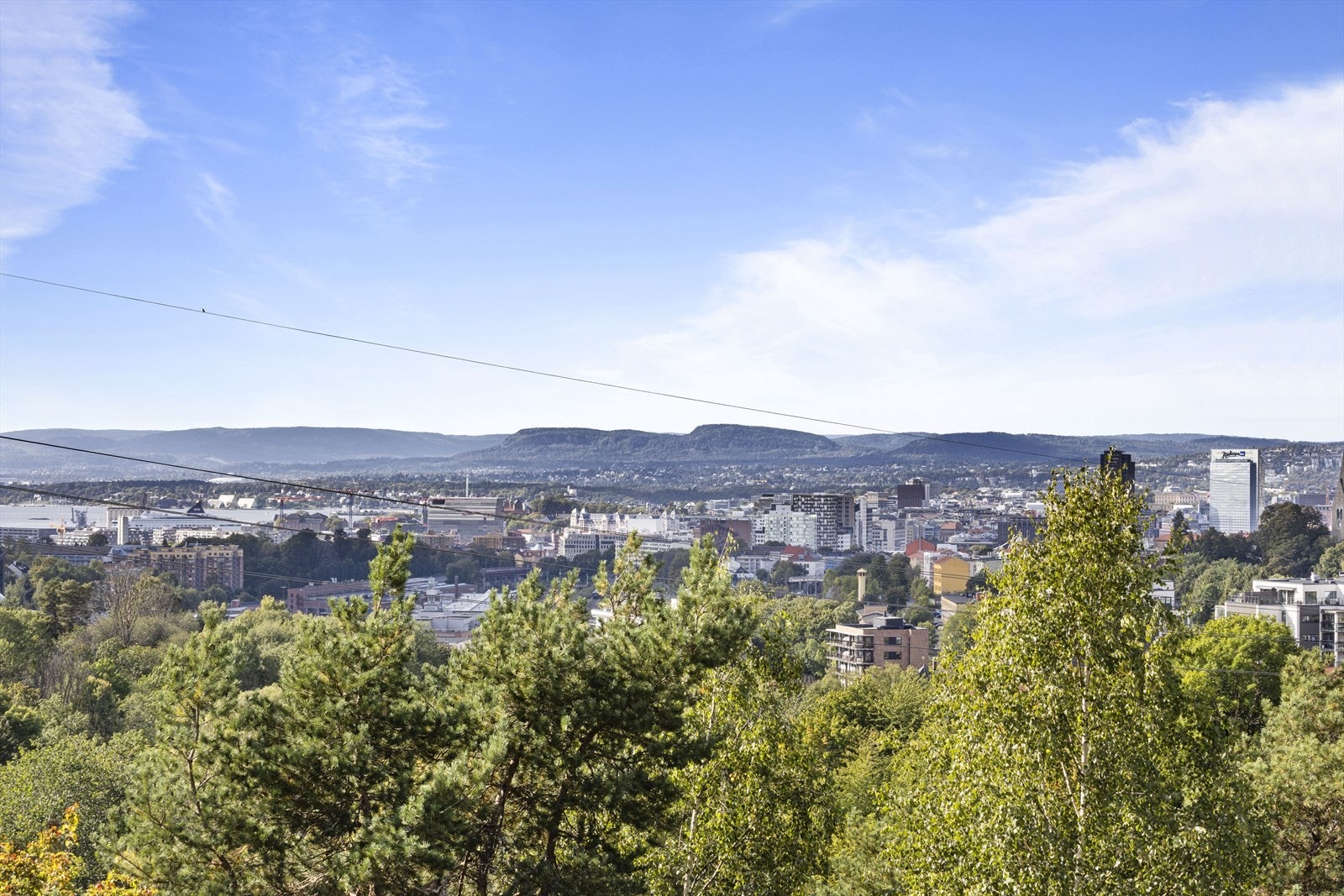 En sjelden terrasseleilighet med fantastisk utsikt over byen og fjorden. Galleribilde