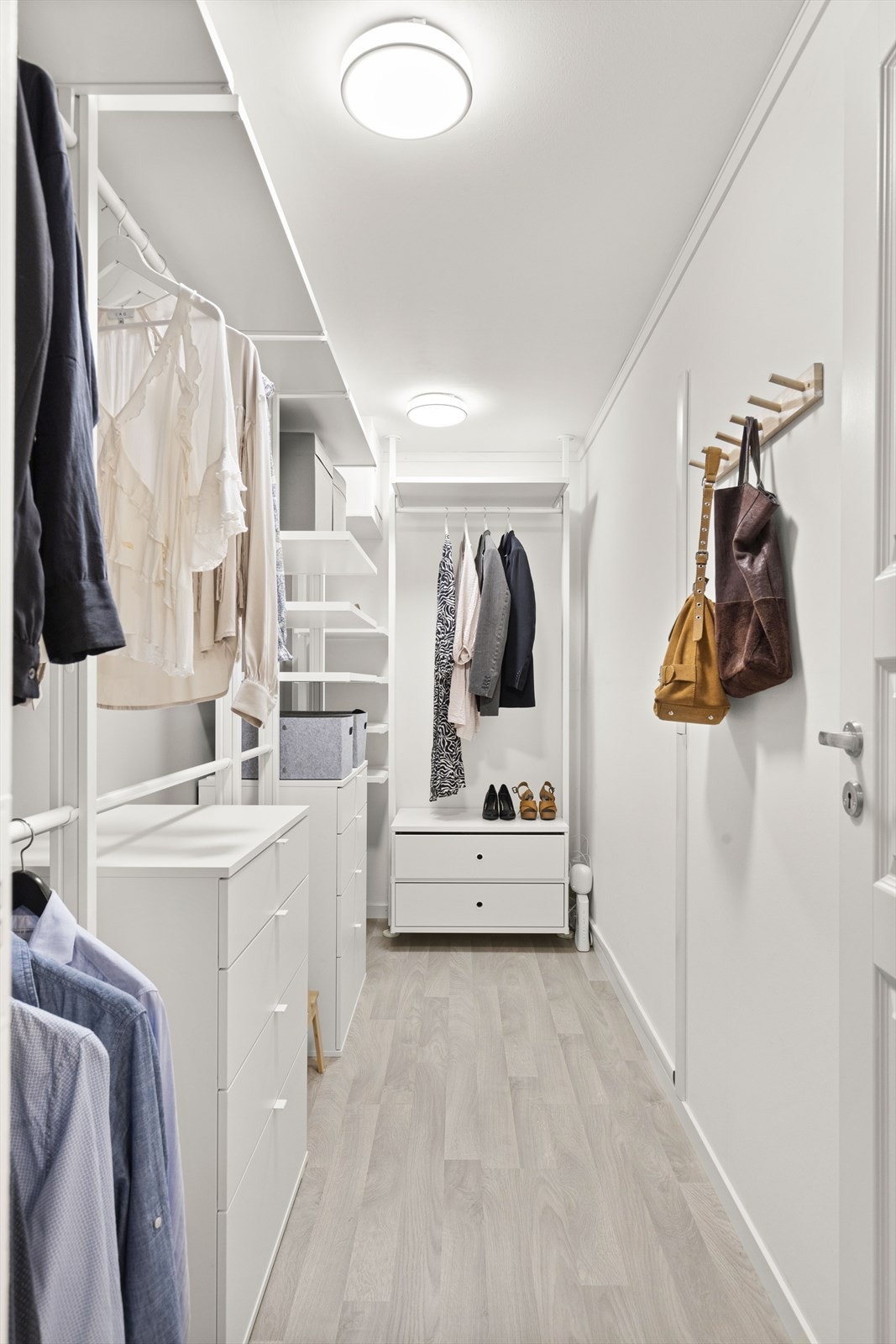 Praktisk walk-in-closet ved badet. Galleribilde