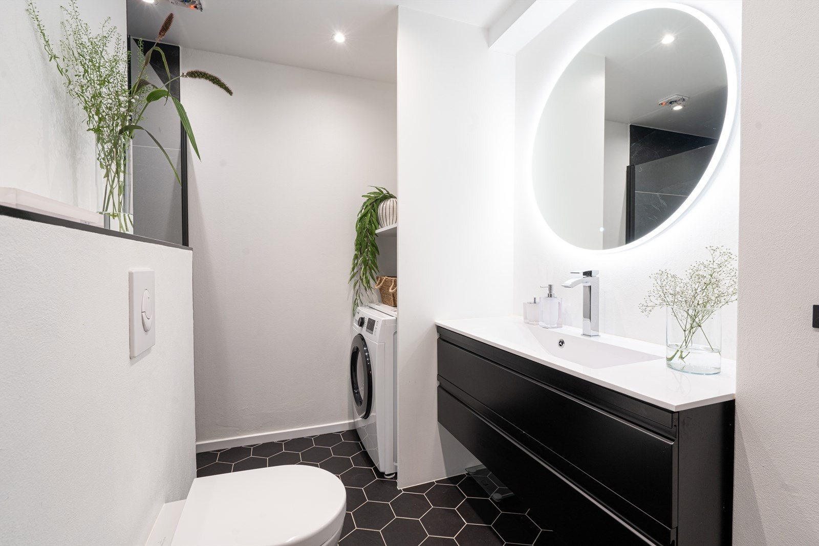 Lekkert baderom fra 2021. Badet har flislagt gulv med varme. Galleribilde