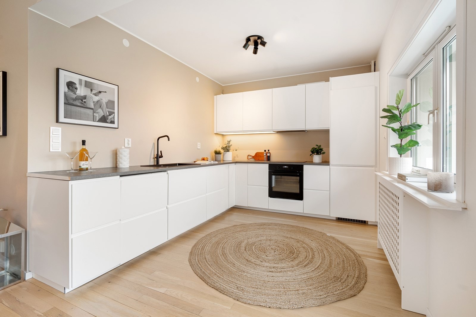 Stilrent IKEA kjøkken som byr på godt med benke- og skapplass. Galleribilde