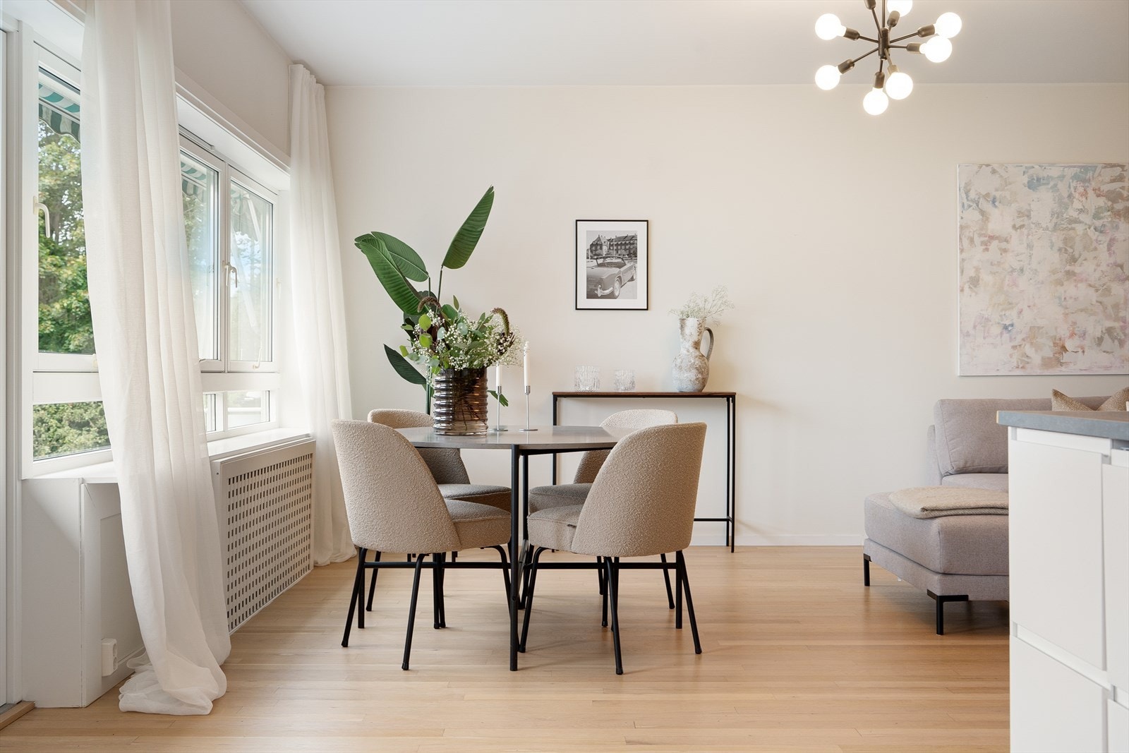 God plass til spisebord og stoler med fint og grønt utsyn. Galleribilde