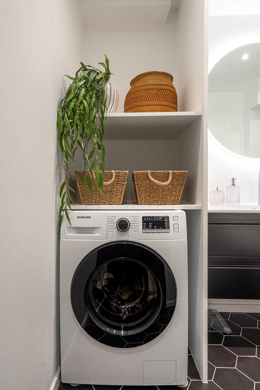 Det er opplegg for vaskemaskin og tørketrommel på badet. Galleribilde