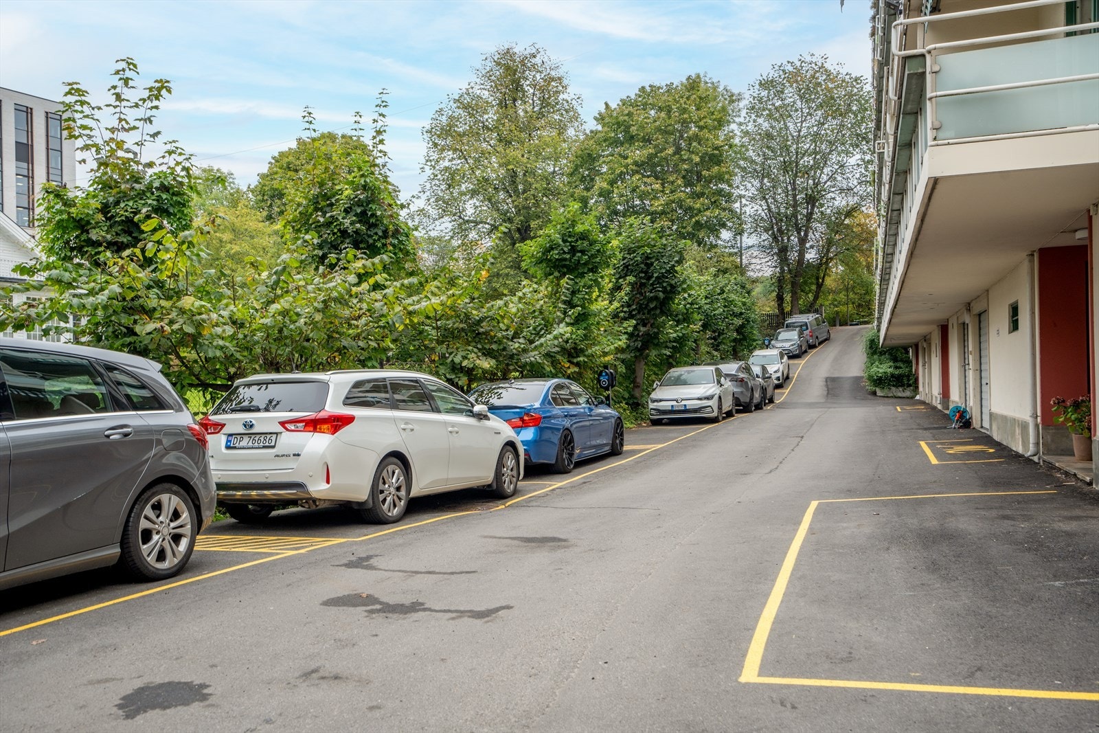 Sameiet har 2 mc- og 20 parkeringsplasser som disponeres ved kjøp av parkeringsoblat. Galleribilde