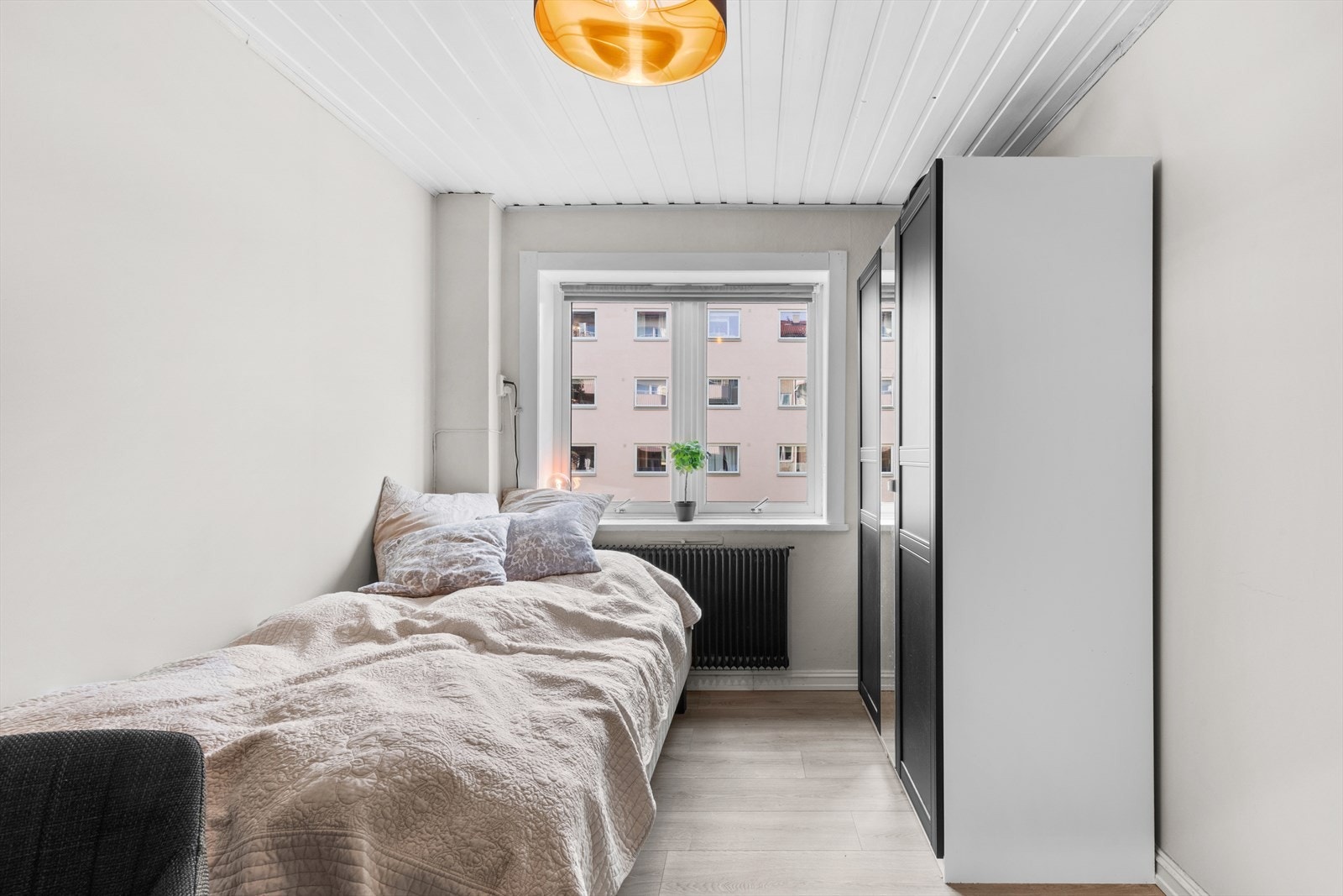 Soverom med god plass til seng og garderobe. Galleribilde