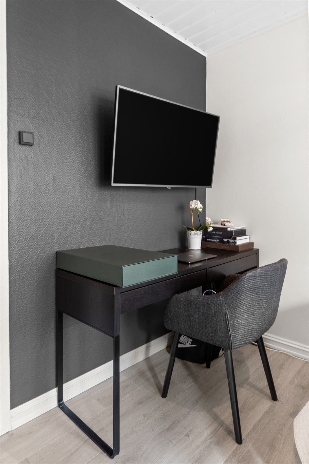 Arbeidsplass på soverommet med moderne innredning. Galleribilde