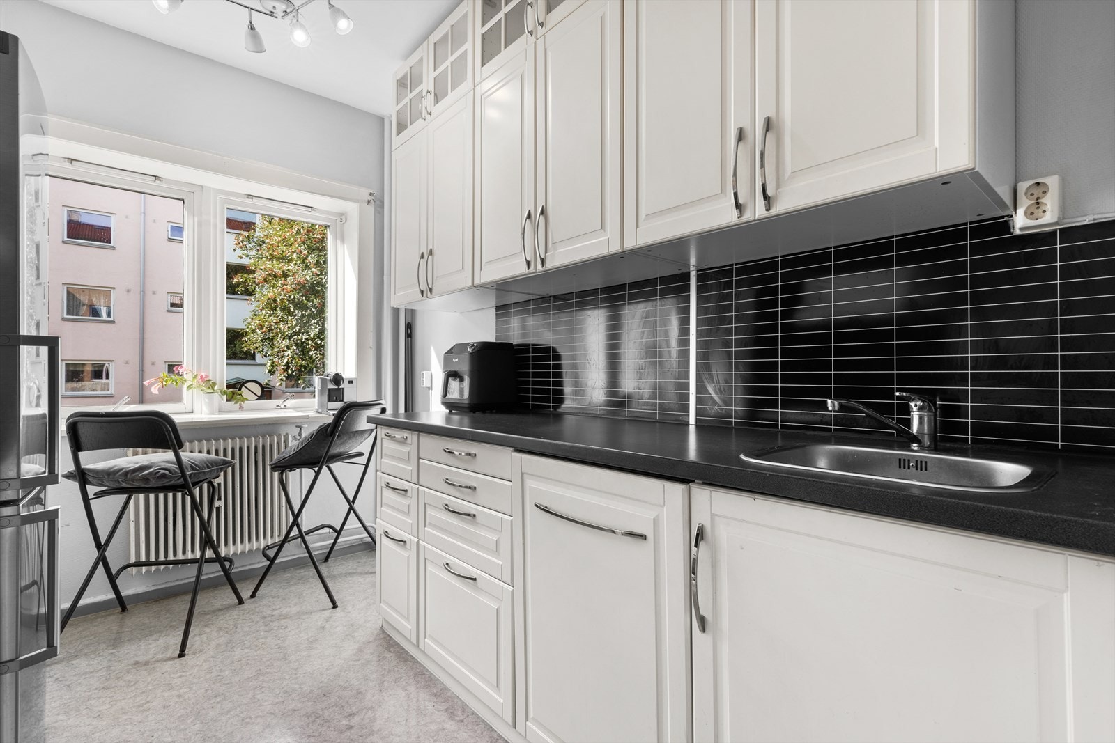 Praktisk kjøkken med rikelig skapplass og sittehjørne. Galleribilde