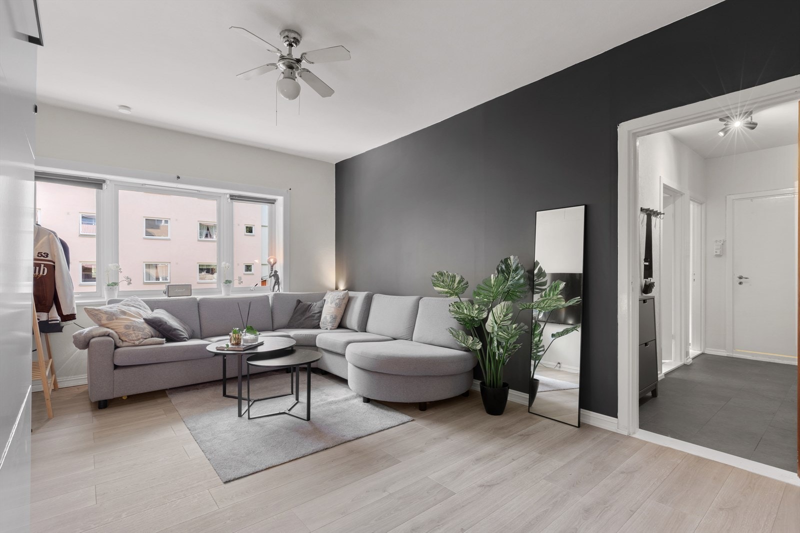 Romslig stue med smakfulle detaljer og lys innredning. Galleribilde