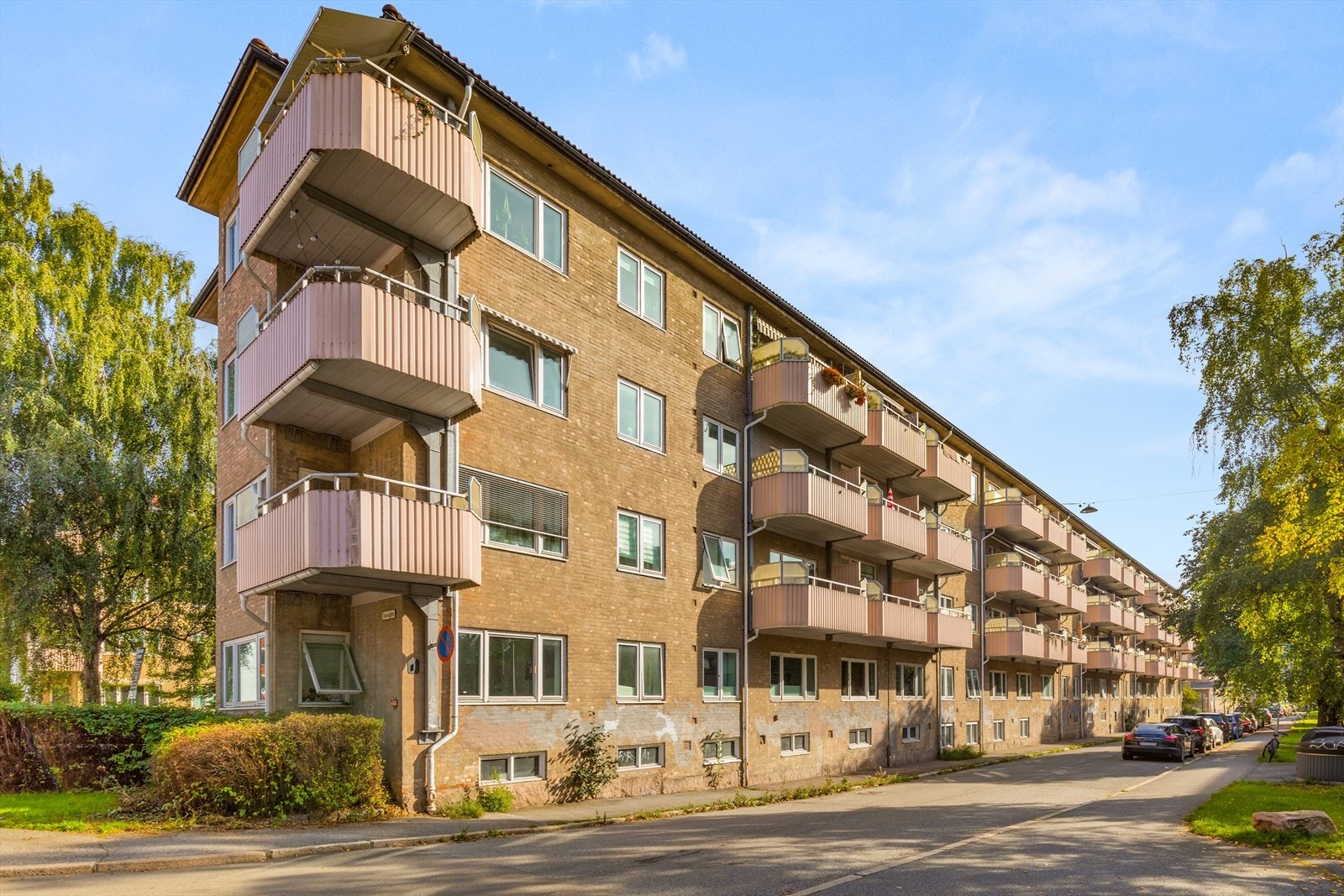 Flott bygård med balkonger og nærhet til fasiliteter. Galleribilde