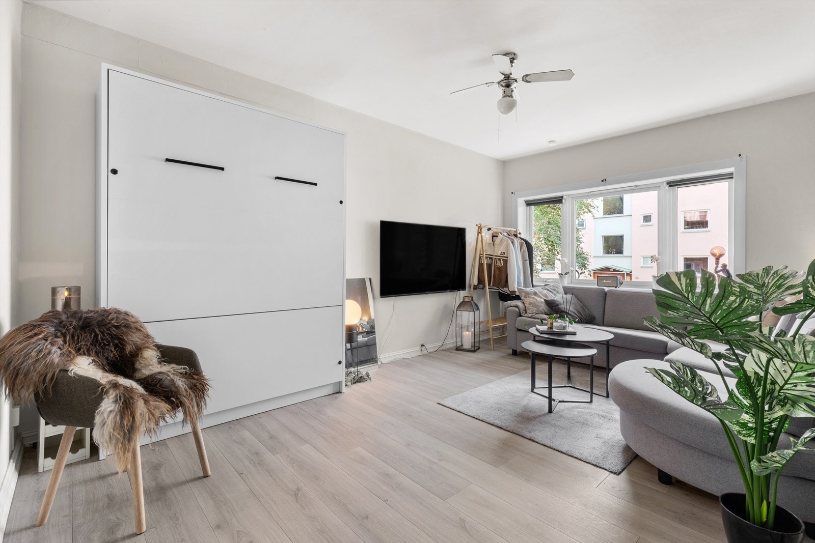 Stilig stue med store vinduer og god plass. "Skapet" i stua er den dobbeltseng. Galleribilde