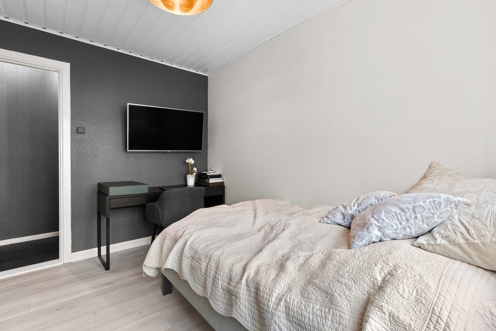 Soverom med plass til skrivebord og TV. Galleribilde