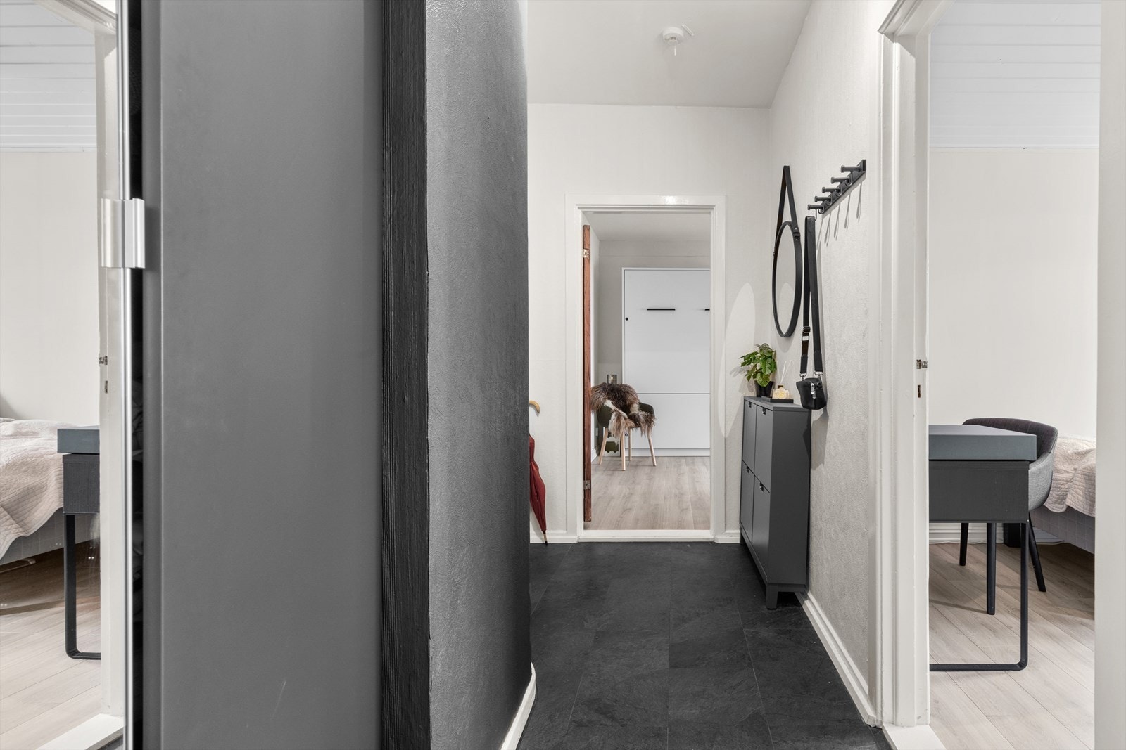 Ryddig gang med enkel tilgang til stue og soverom. Galleribilde