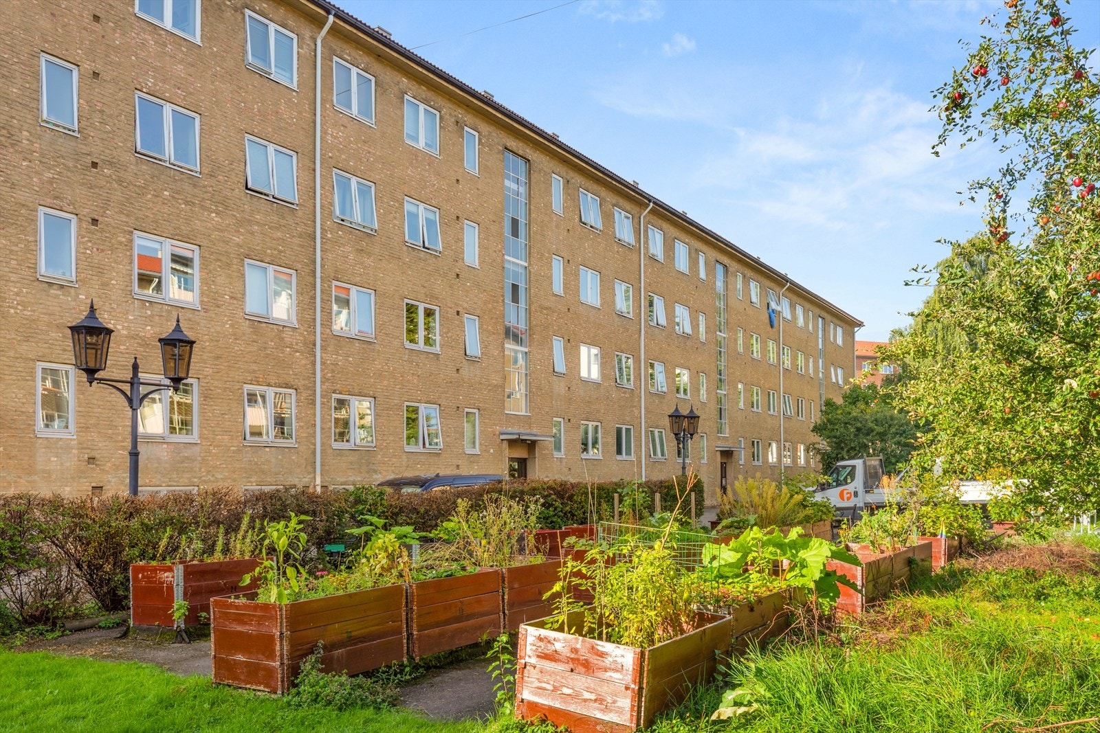 Velholdt bygård med grønne omgivelser og hage. Galleribilde