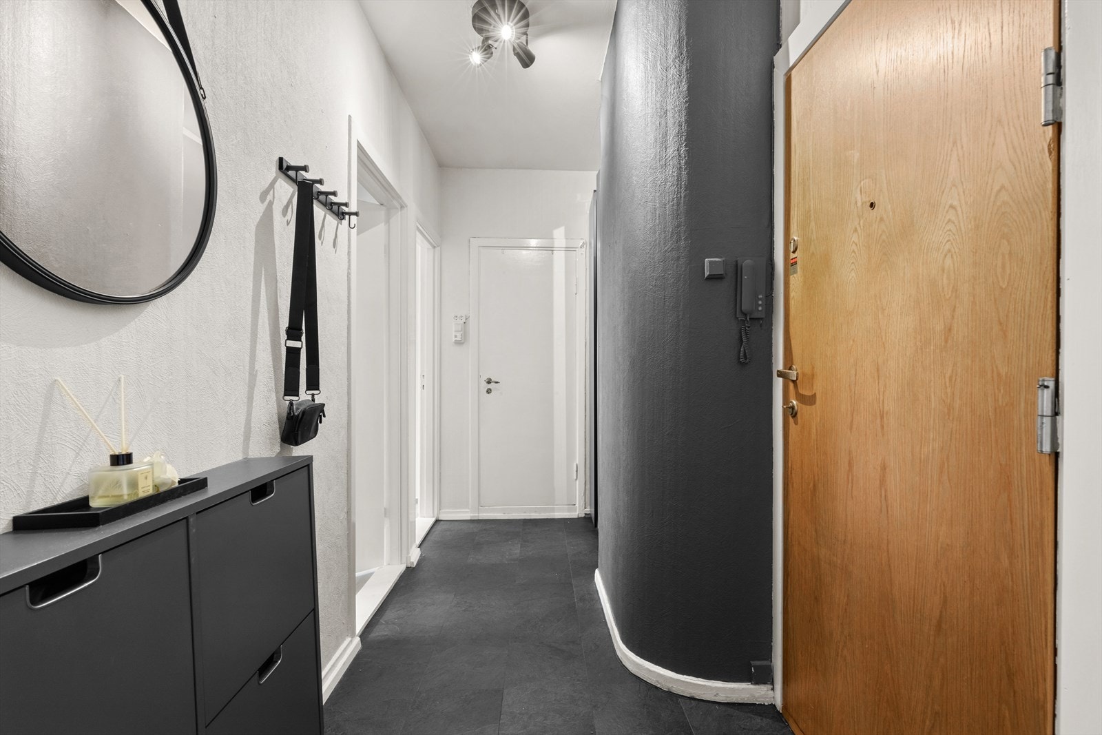 Innbydende entré med garderobeløsning og speil. Galleribilde