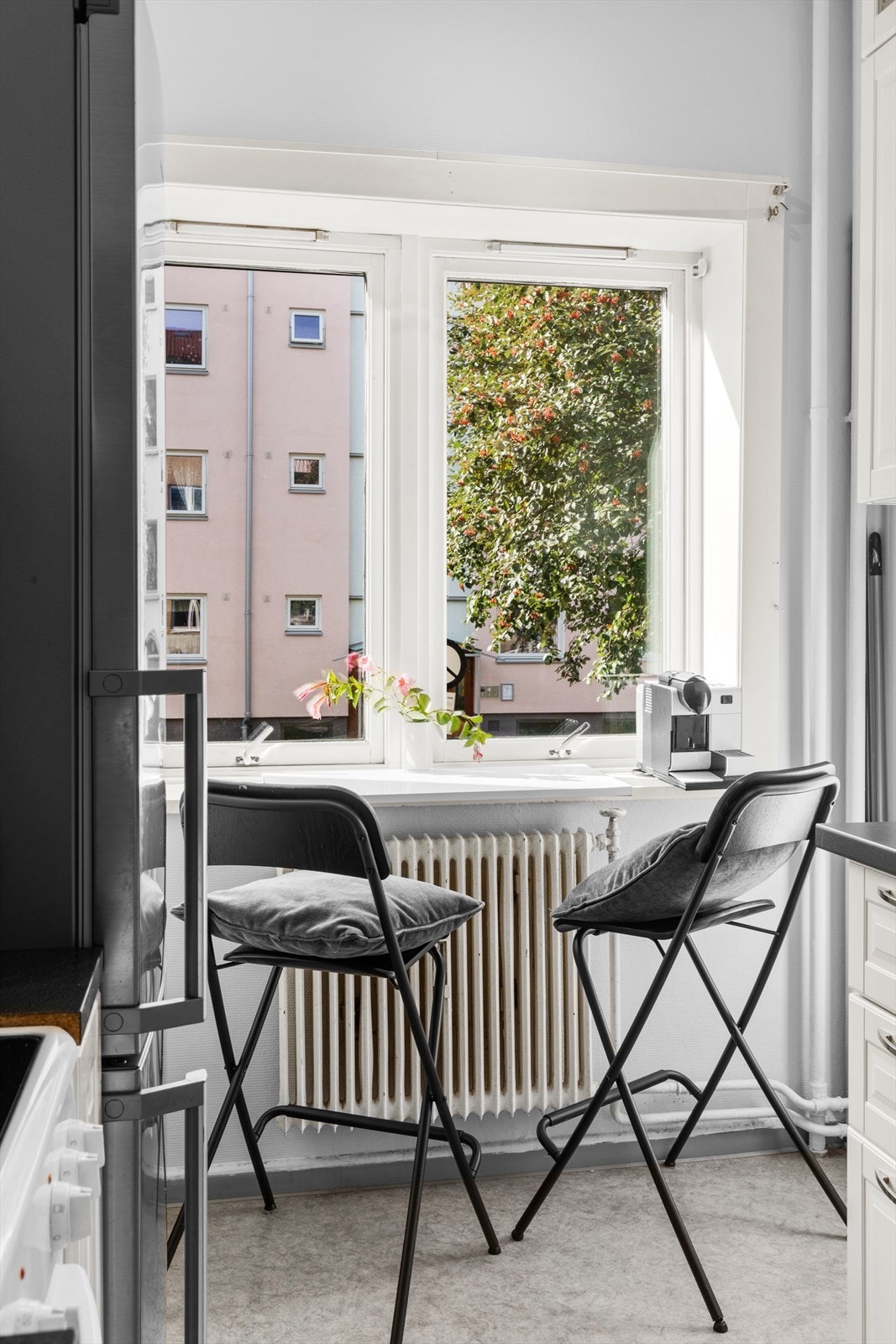 Koselig frokostplass på kjøkkenet med naturlig lys. Galleribilde