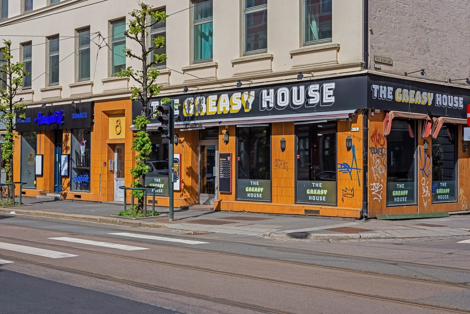 The Greasy House, en livlig bar i nærheten. Galleribilde