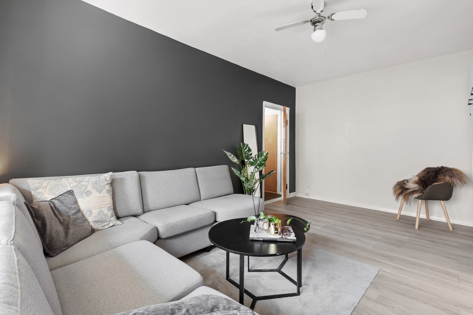 Koselig sofakrok i stuen, ideell for rolige kvelder. Galleribilde