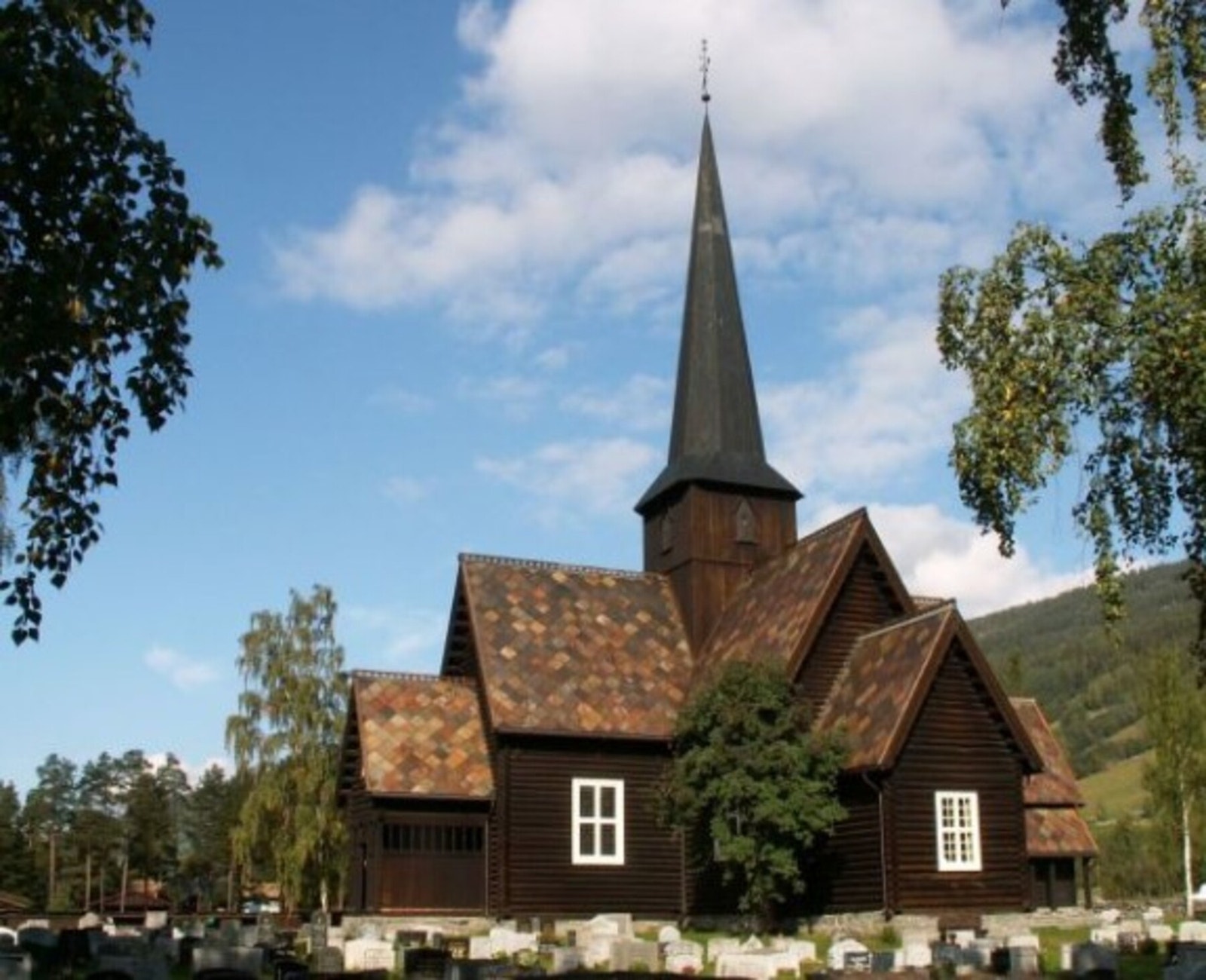 Besøk Heidal kirke. Den er oppført i perioden 1937-41, og er en kopi av den gamle som brant i 1933. Galleribilde