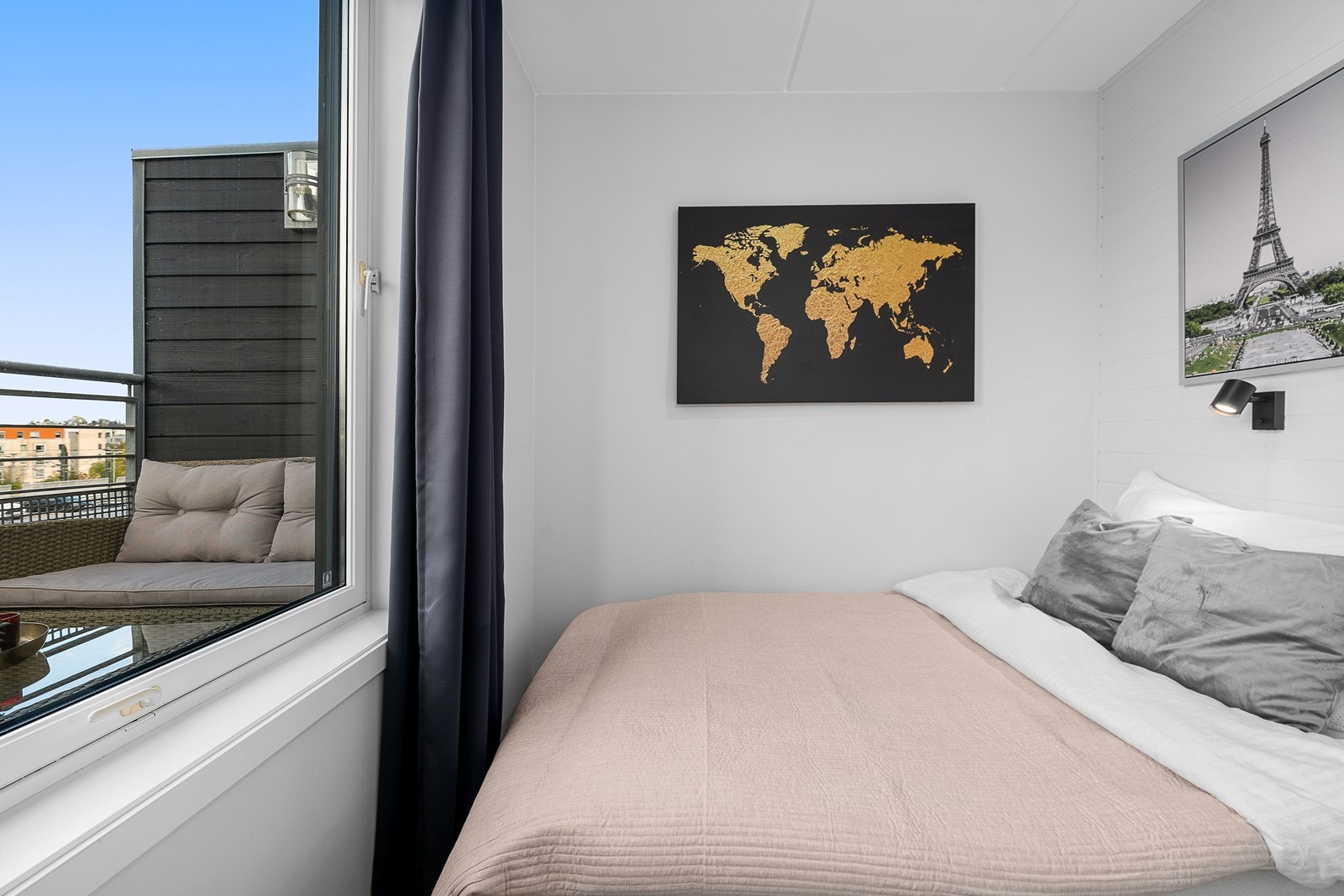 Rommet har et stort vindu som gir godt med luft og lys. Galleribilde