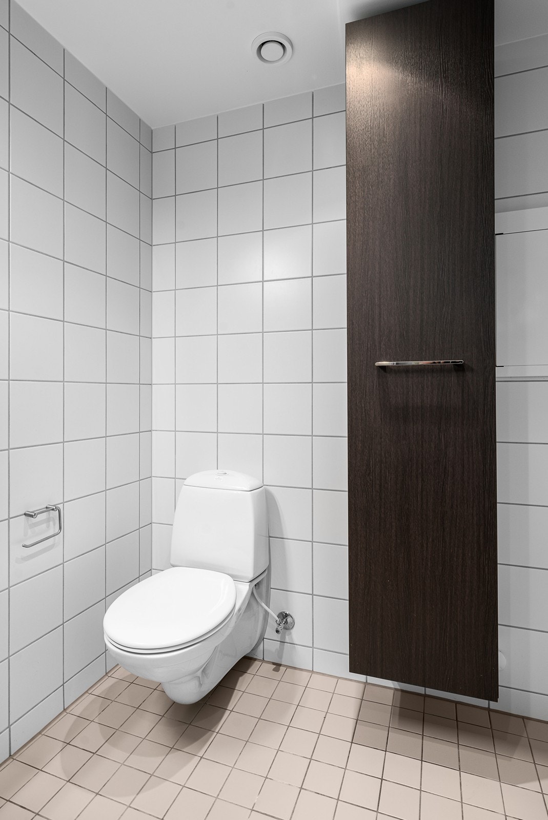 Det er godt med lagringsplass i høyskap og veggskap. Videre er det satt inn dusjhjørne med glassdører, opplegg for vaskemaskin og vegghengt toalett. Galleribilde