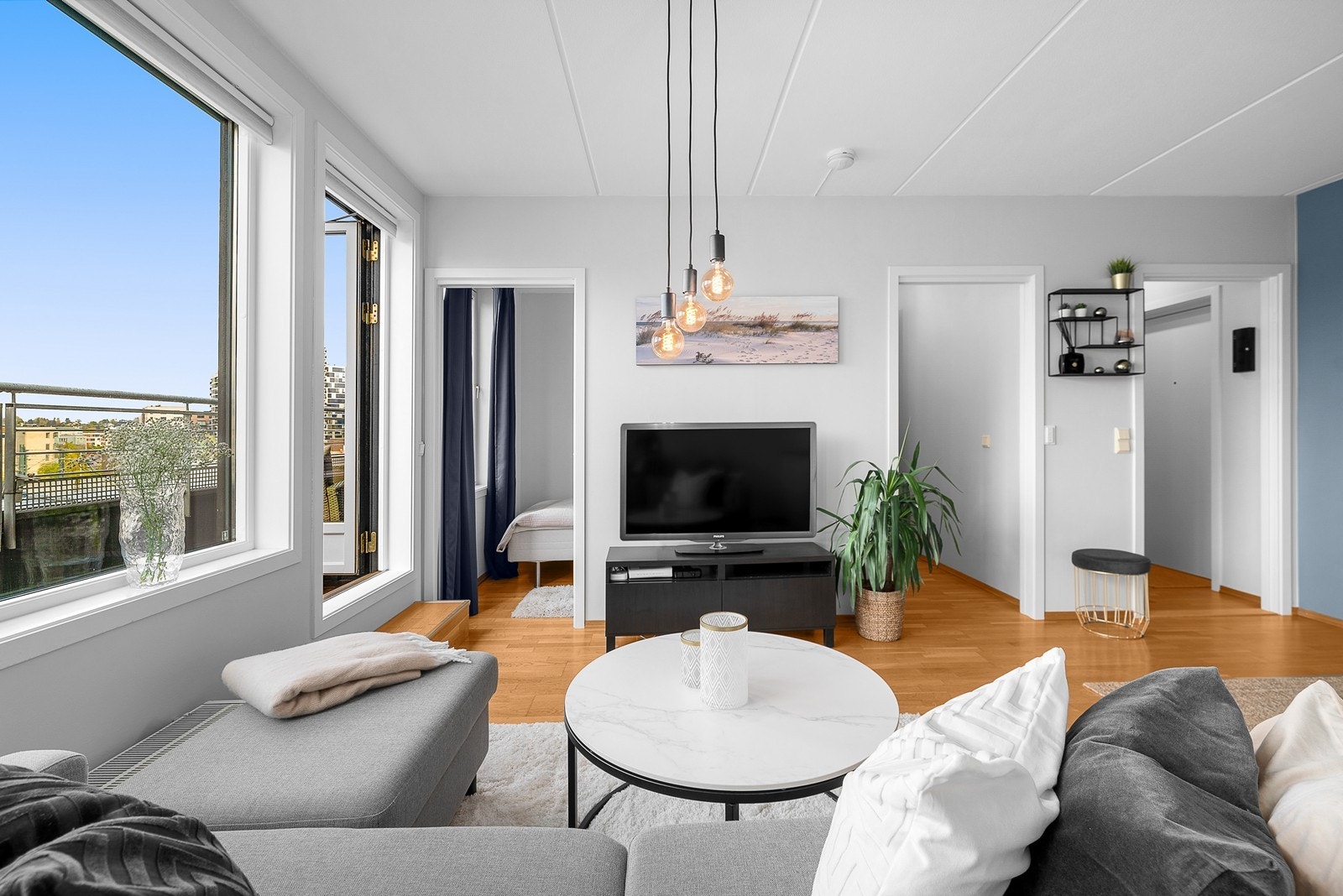 Leiligheten har ett soverom, med inngang via skyvedør fra stuen. Galleribilde