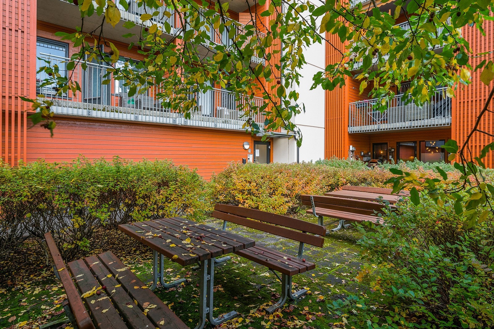 Sameiet har pent opparbeidede fellesarealer med sittegrupper, beplantning og grøntområder. Galleribilde