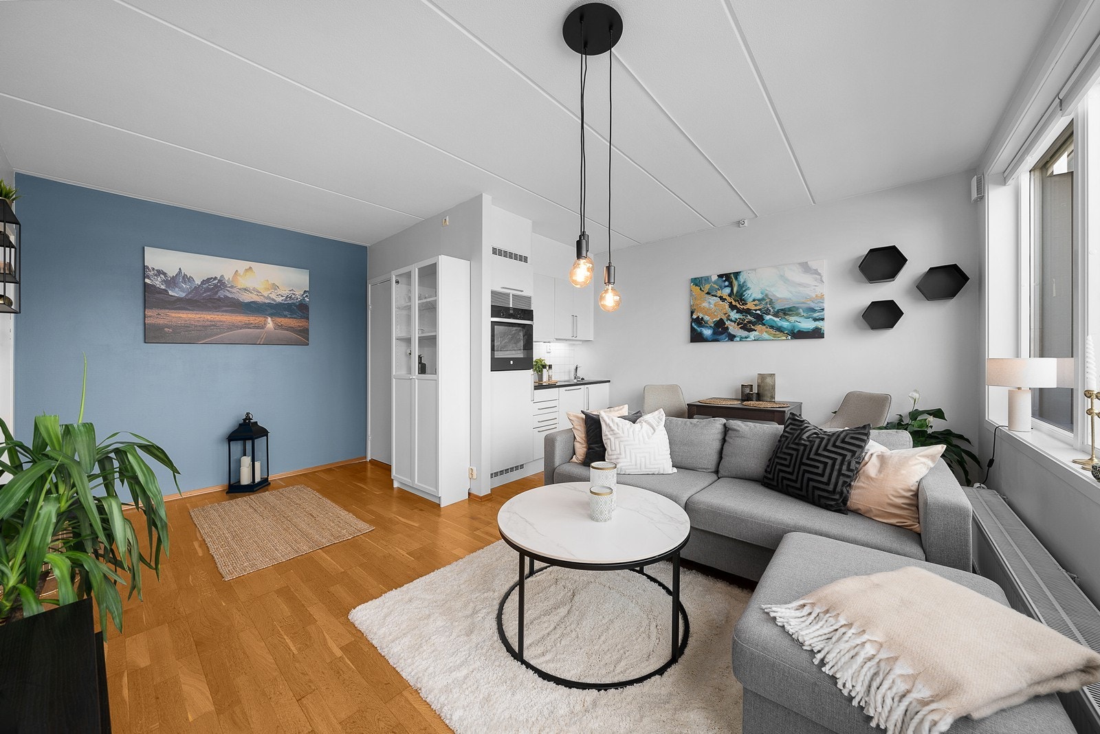 Det er plass til sofa, tv-møbel og spisebord. Galleribilde