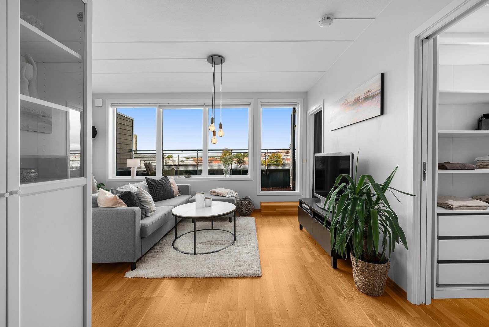 Leiligheten har en god planløsning bestående av entré, åpen og sosial stue-/kjøkkenløsning, bad, soverom og et omkledningsrom. Galleribilde