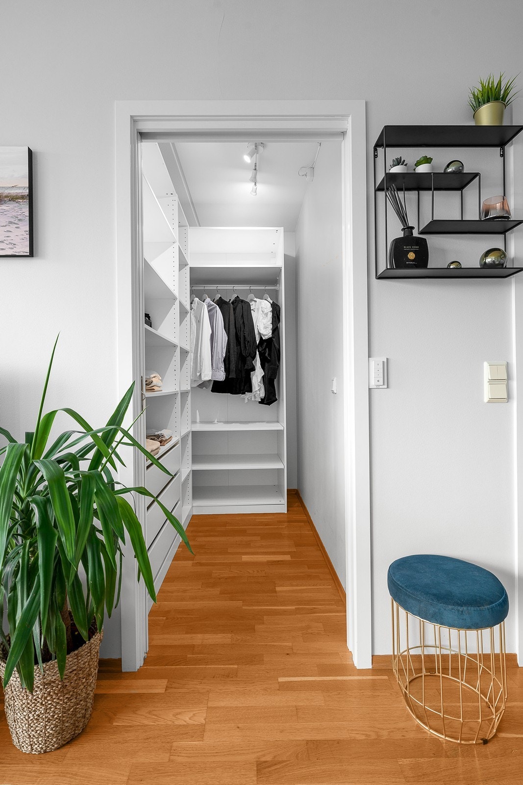 Vegg i vegg med soverommet er det inngang til en bod, som er blitt benyttet som omkledningsrom. Galleribilde