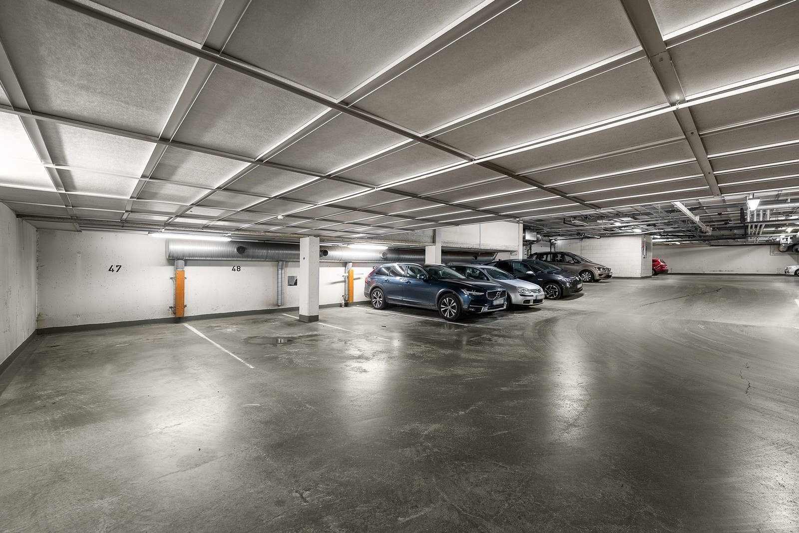 Boligen disponerer en fast parkeringsplass i felles garasjekjeller med opplegg for elbillader. Det er ikke montert ladeboks. Galleribilde