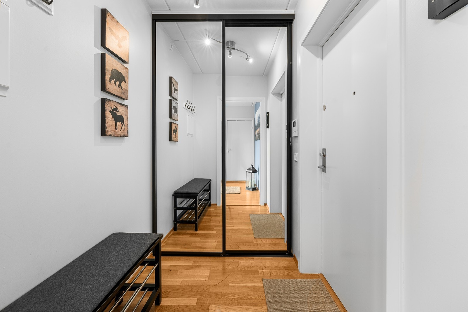 Leiligheten har en lys og innbydende entré, med plass til å henge fra seg yttertøy i skyvedørsgarderobe. Galleribilde