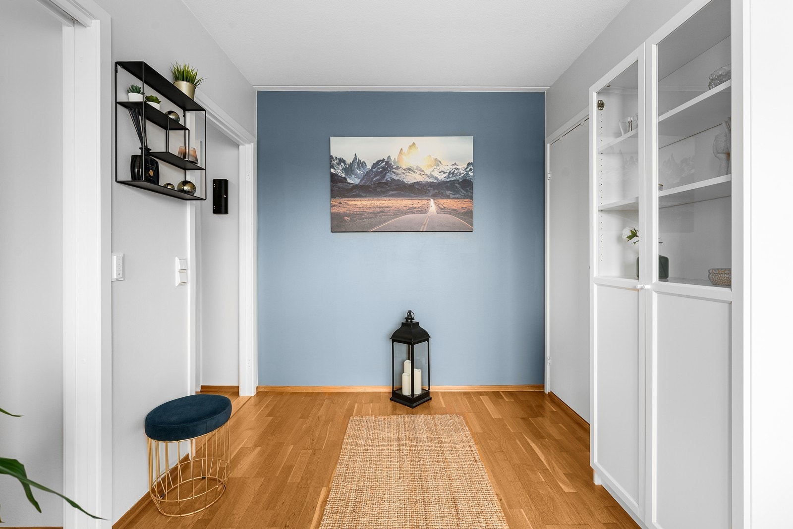 Leiligheten har parkett på gulvet og pent malte vegg-/takflater. Galleribilde