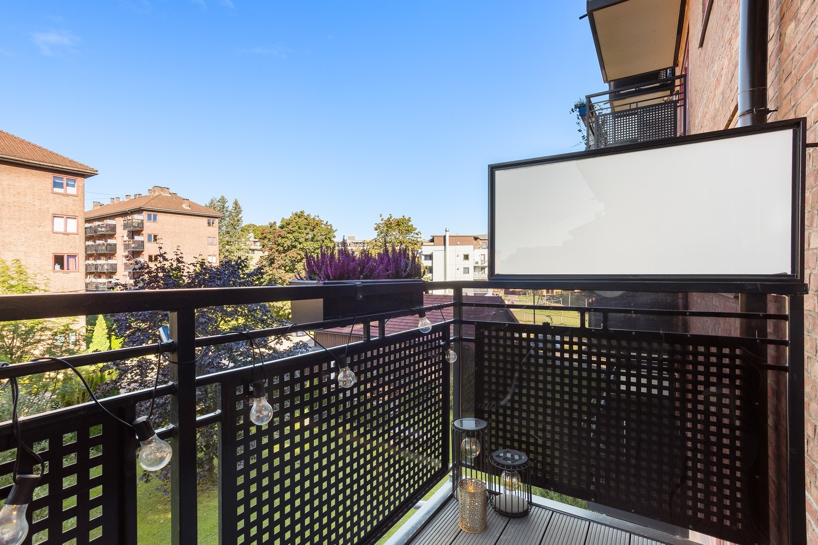 Balkongens størrelse gir plass til både utemøbler og grill Galleribilde