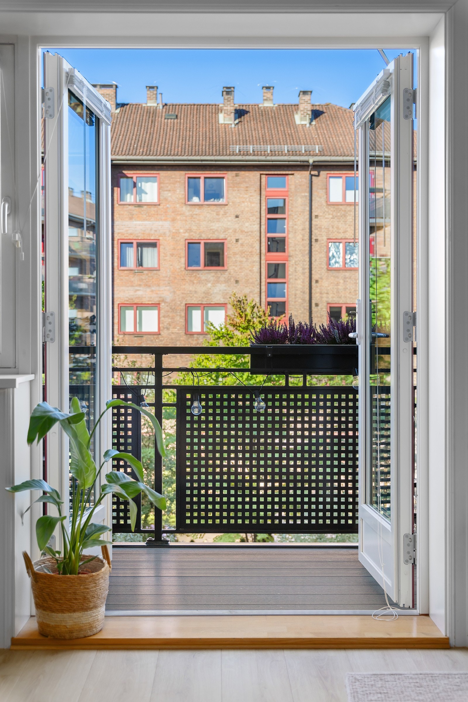 Fra stuen er det doble dører ut til den vestvendte balkongen Galleribilde