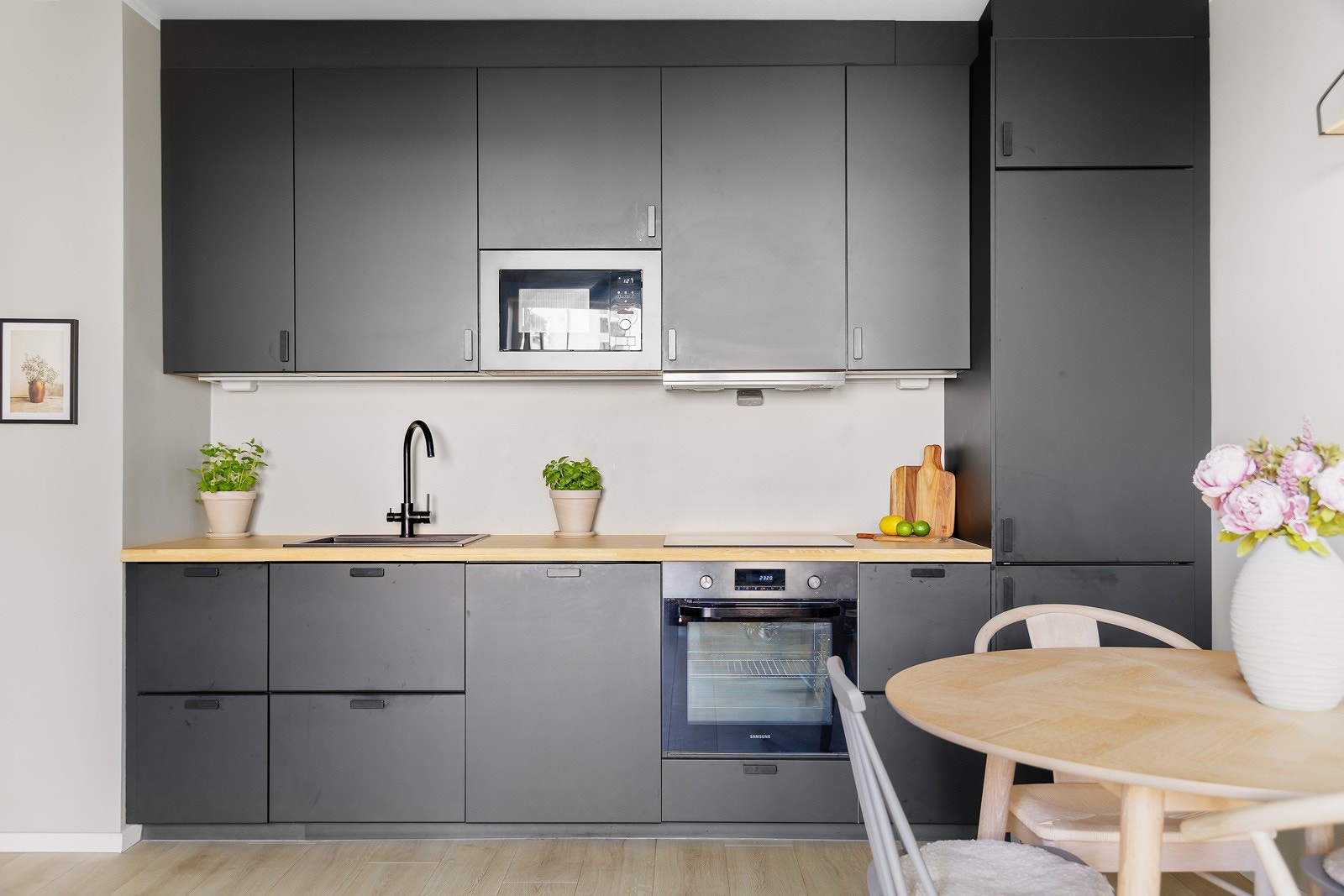 Leiligheten har en moderne, åpen kjøkkenløsning mot stue fra 2020 Galleribilde