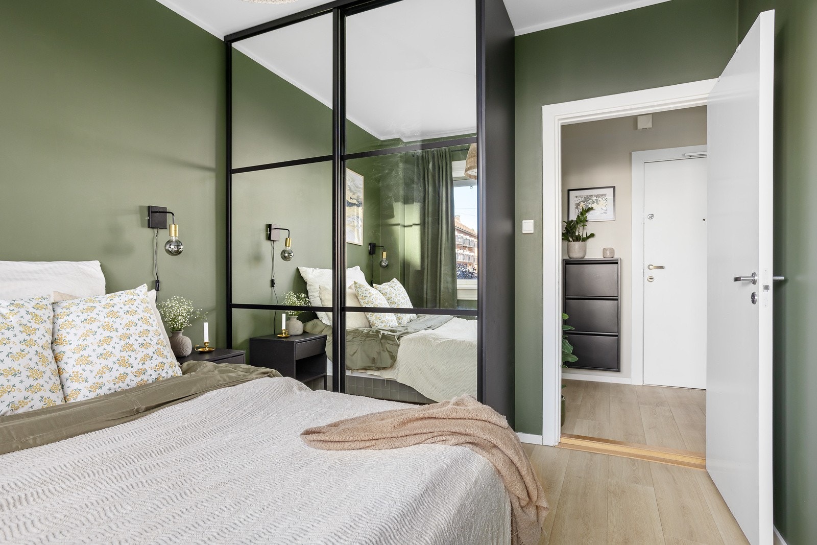 På soverommet medfølger en praktisk skyvedørsgarderobe Galleribilde