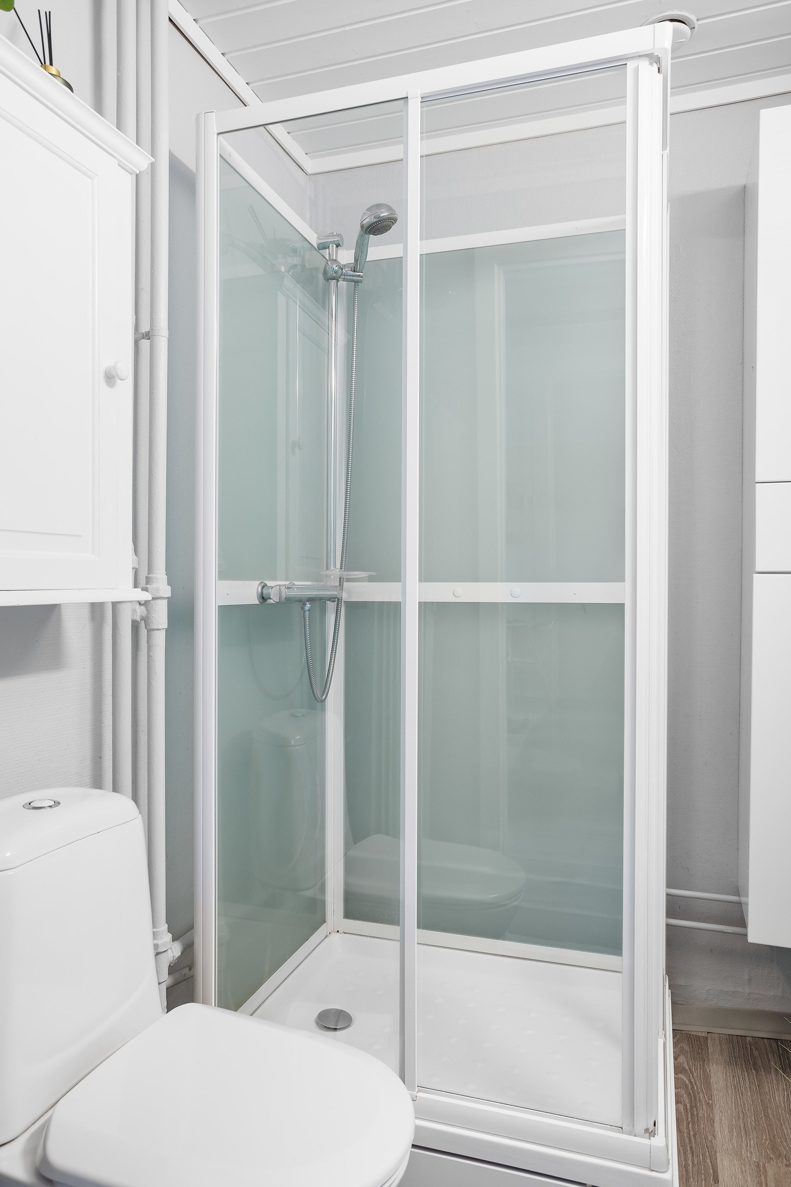 Videre består innredningen av et dusjkabinett med dusjarmatur Galleribilde