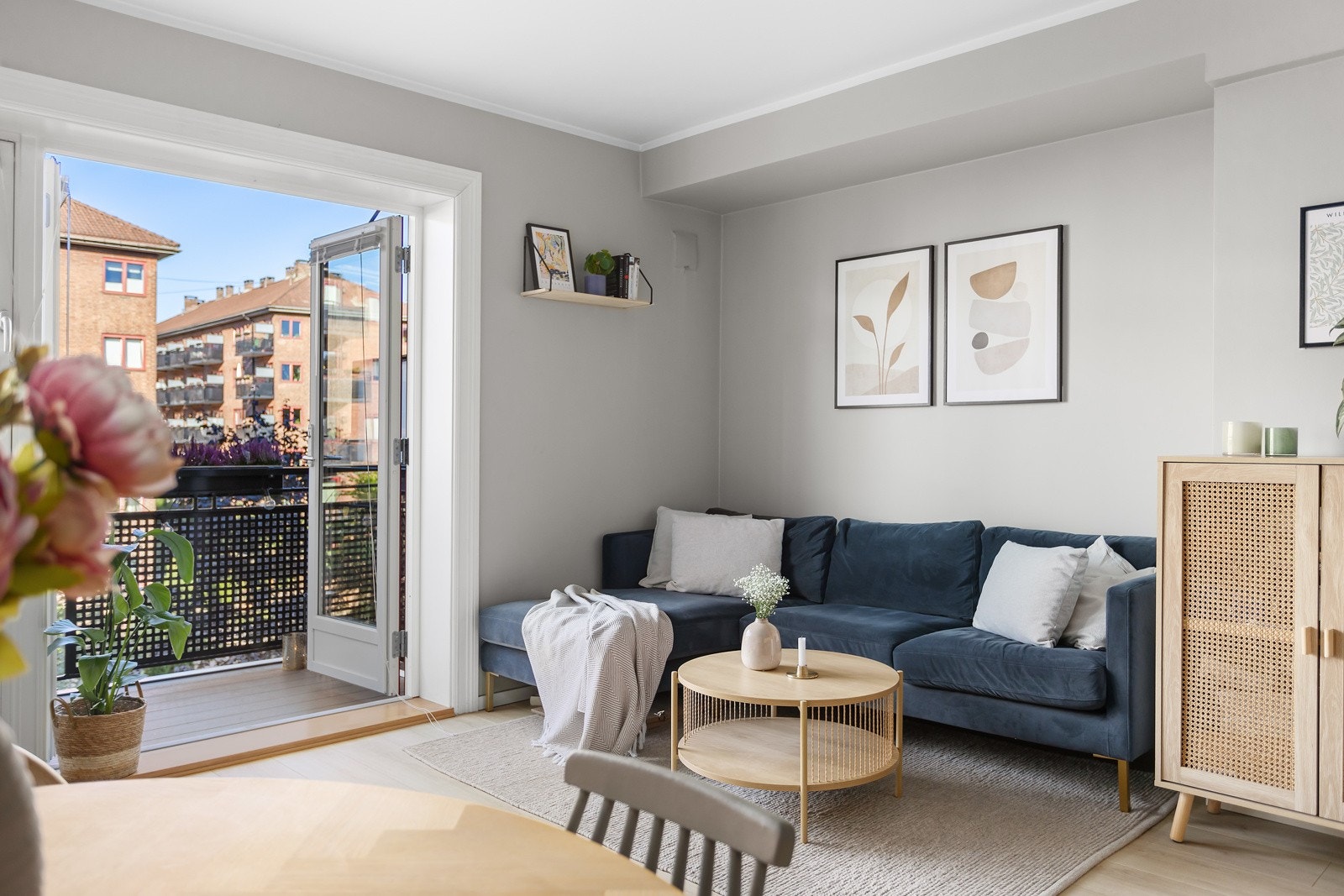 Stuen er av svært god størrelse og har plass til sofaseksjon og diverse møblement Galleribilde