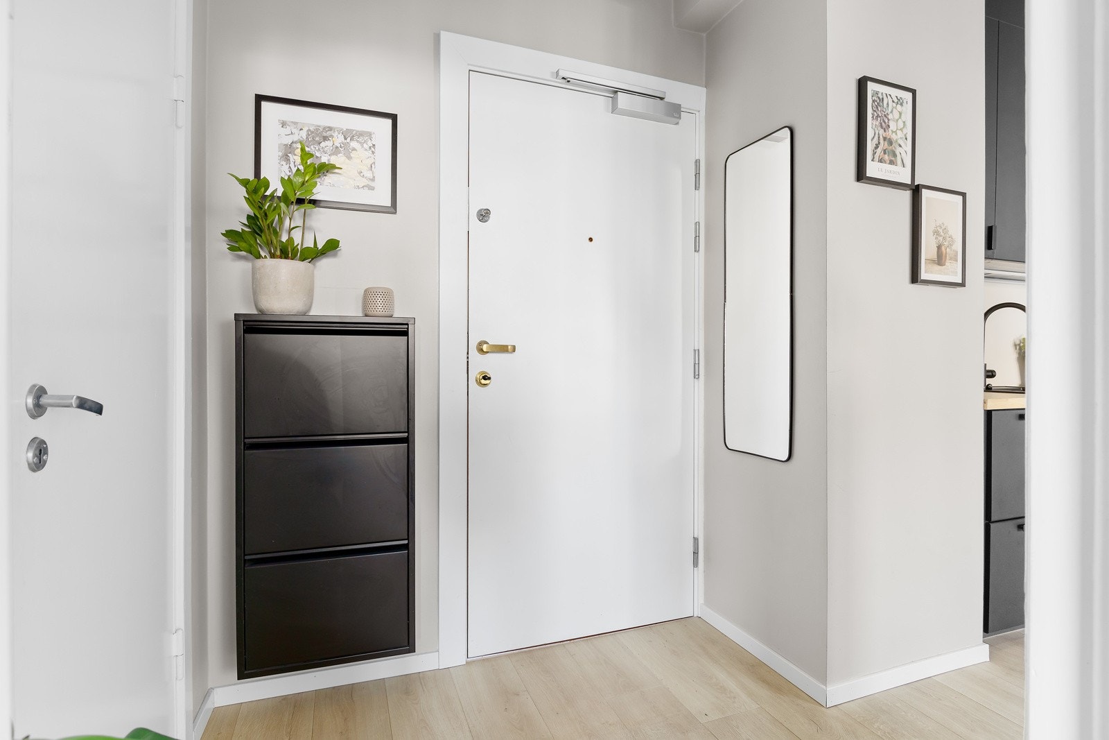 Meget innbydende inngangsparti som gir leiligheten et meget godt førsteinntrykk Galleribilde