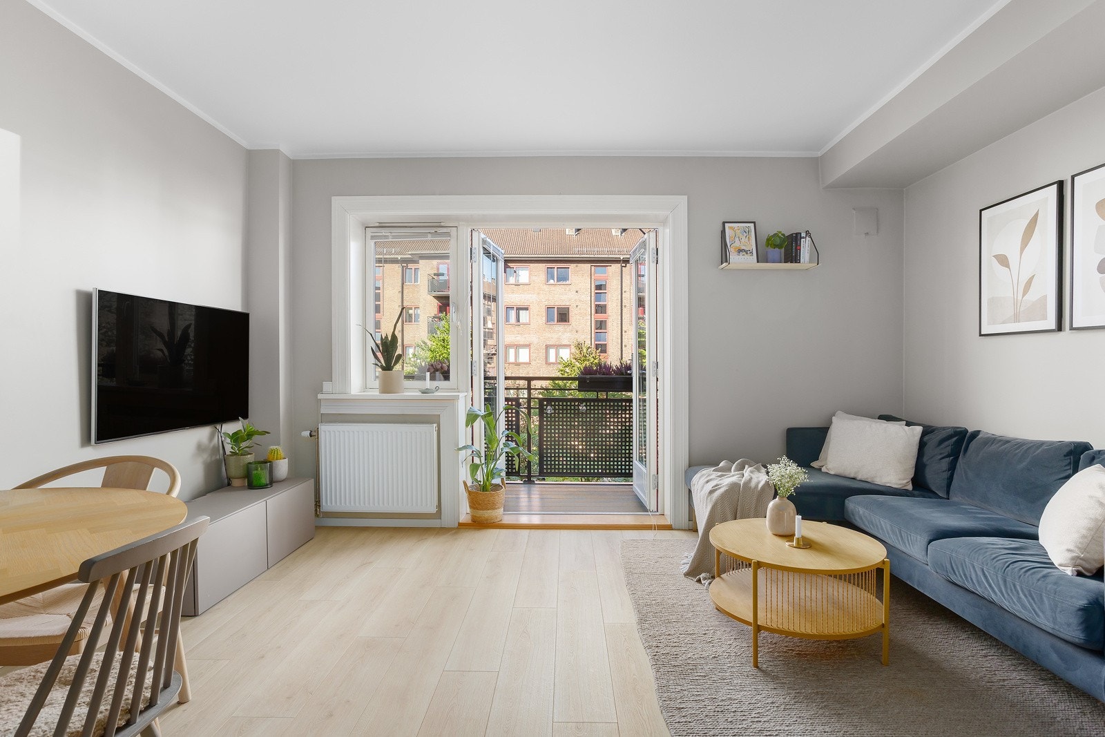 Store vindusflater sørger for rikelig med naturlig lysinnslipp Galleribilde