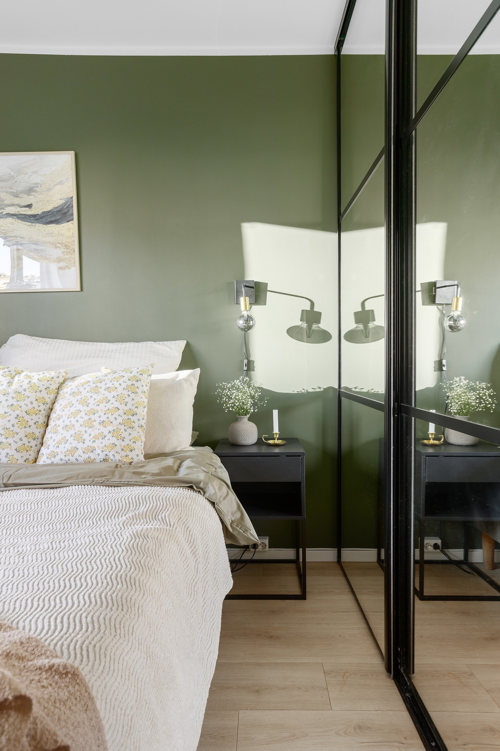 Soverommet er malt i en delikat og lun farge som gir god kveldsro Galleribilde